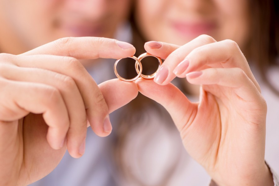 Quels sont les avantages et les inconvénients de se marier sans contrat de mariage ?